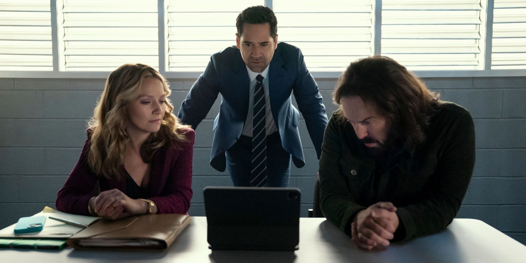 Netflix's 'The Lincoln Lawyer' Is Officially Doubling Down on the Secret  Sister Plot Line