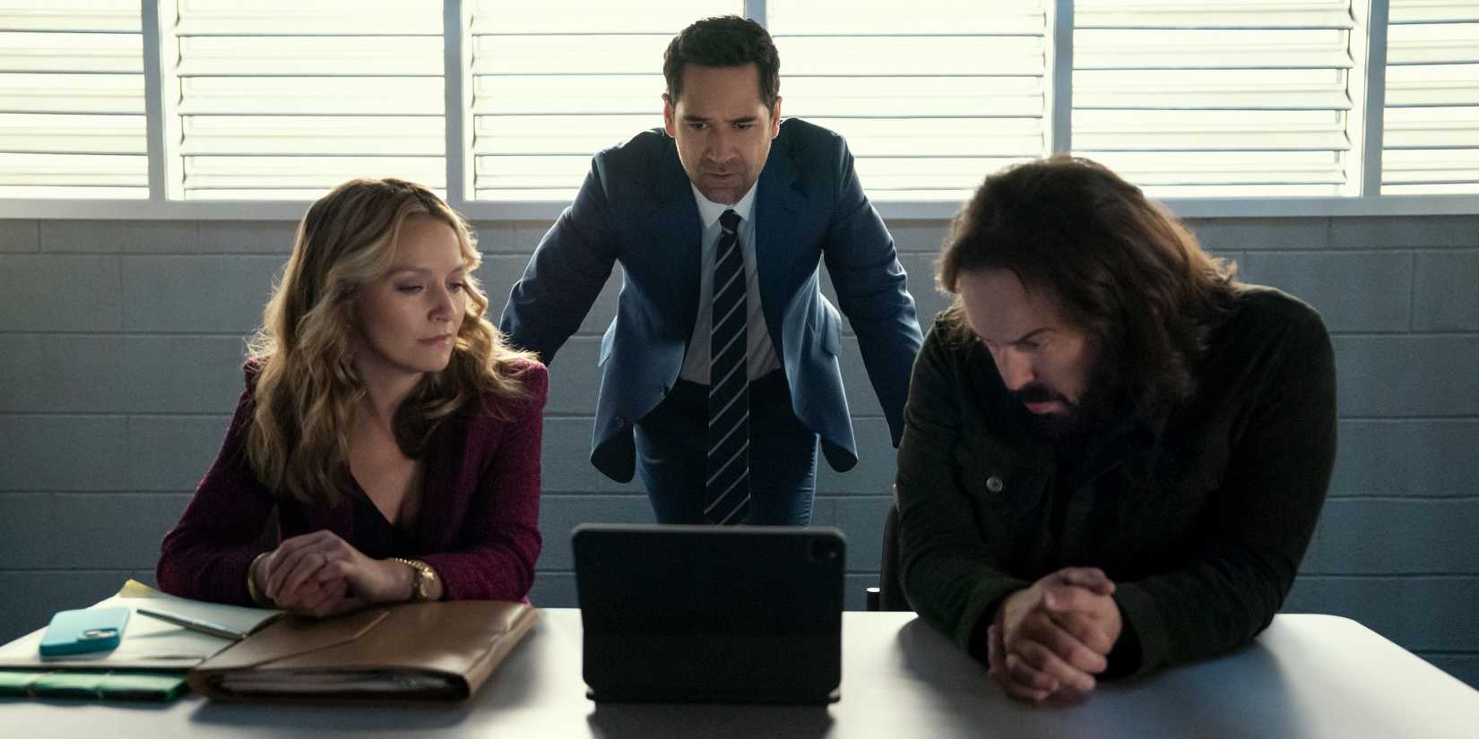 Manuel Garcia-Rulfo as Mickey Haller standing with Becki Newton and Angus Sampson in The Lincoln Lawyer