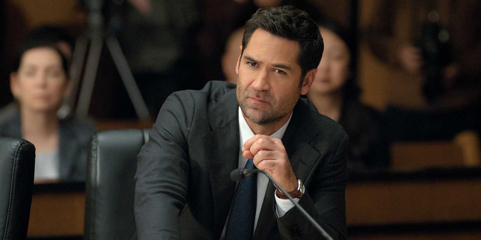 Manuel Garcia-Rulfo as Mickey Haller in court defending himself in a murder trial in The Lincoln Lawyer