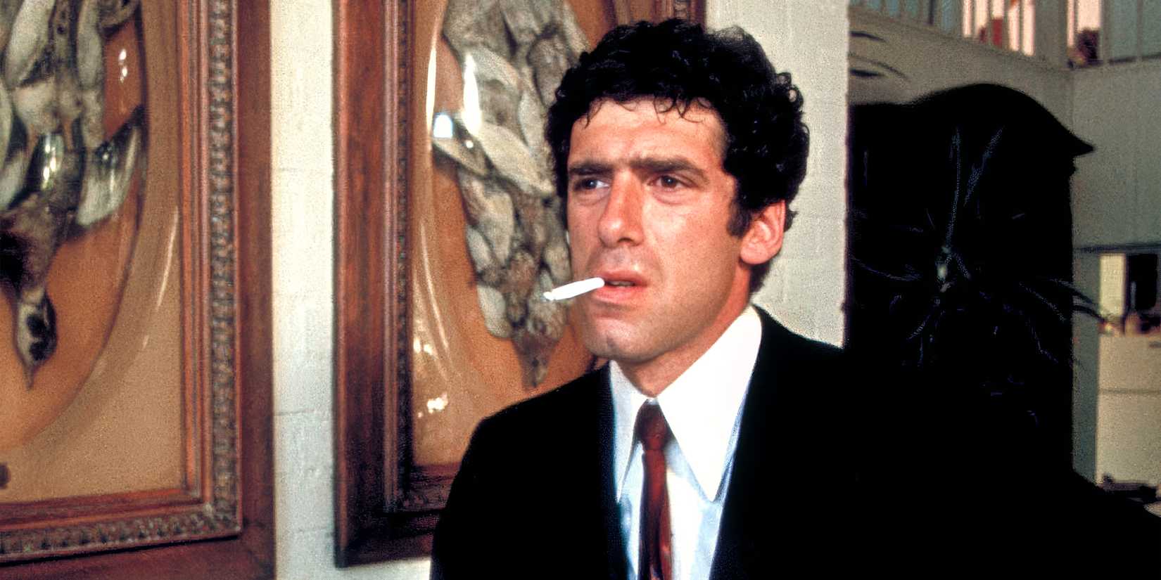 Elliot Gould with a cigarrette hanging from his mouth in The Long Goodbye