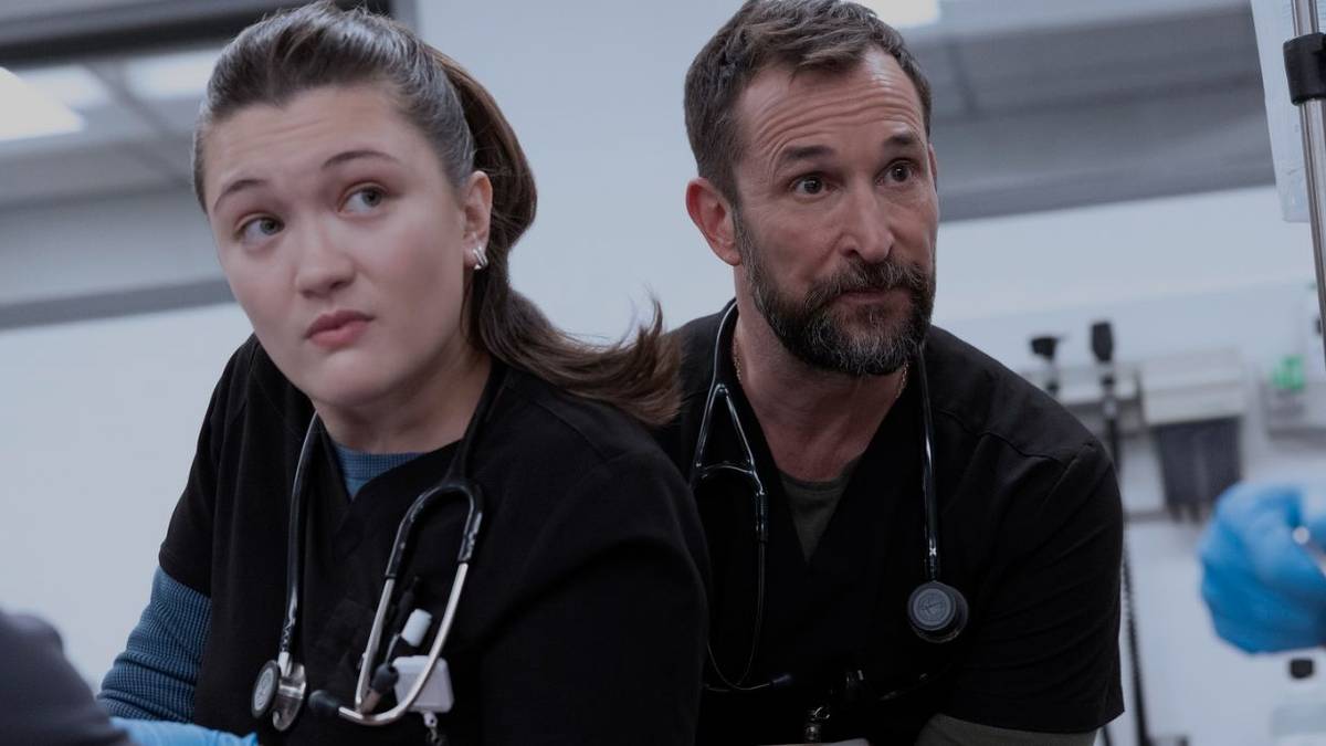 Trinity Santos (Isa Briones) and Dr. Robby (Noah Wyle) on 'The Pitt'