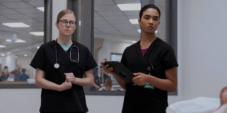 Melissa King (Taylor Dearden) and Samira Mohan (Supriya Ganesh) on 'The Pitt'