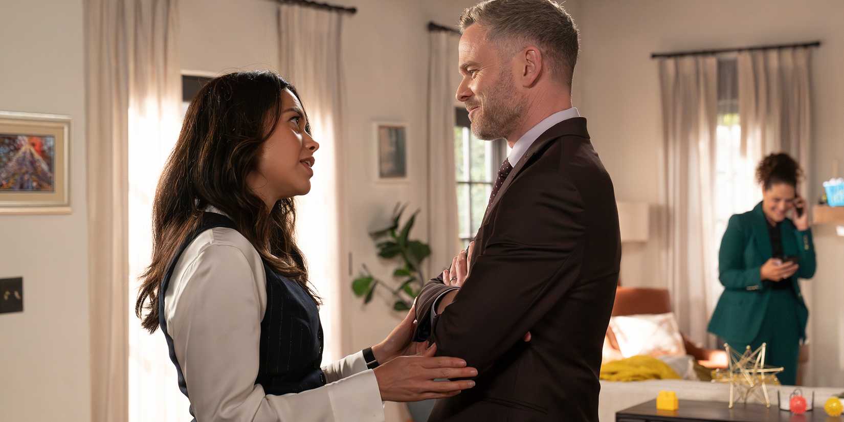 Alyssa Diaz as Lopez talking to Shawn Ashmore as Wesley in The Rookie Season 8 Episode 6