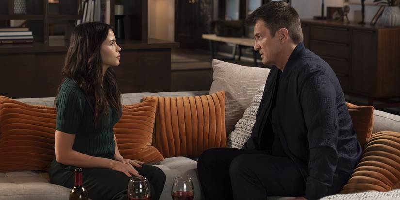 Bailey dan Nolan duduk bersebelahan di sofa di 'The Rookie' Musim 8