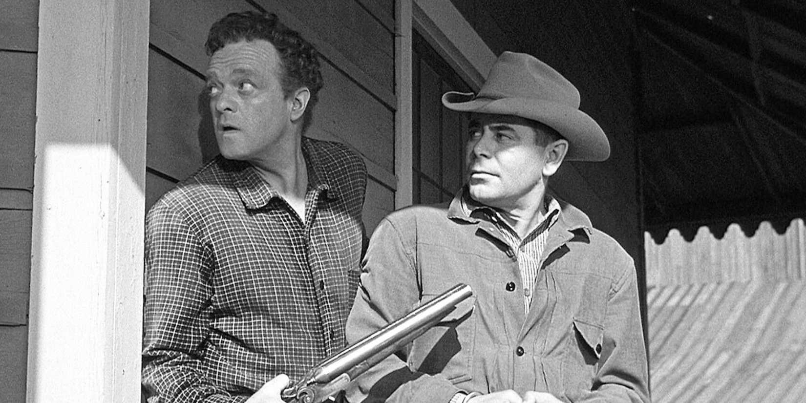 Van Heflin standing behind a building with Glenn Ford in 3:10 to Yuma (1957)