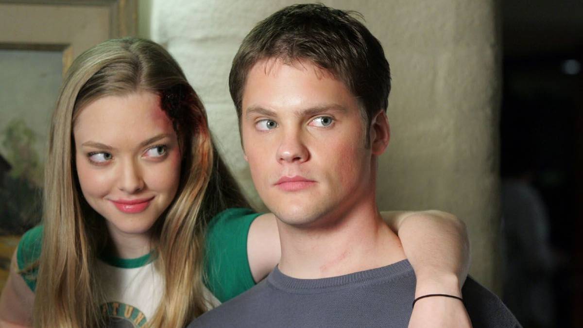 Amanda Seyfried as Lily with a bloody head and her arm over her brother, Teddy Dunn as Duncan in Veronica Mars