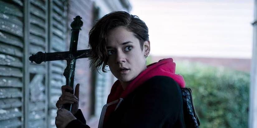 Victoire Du Bois holding a cross in Marianne