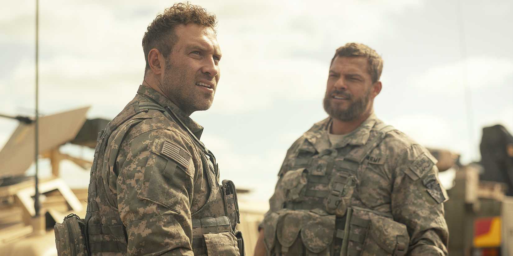 Jai Courtney e Alan Ritchson em cena de War Machine
