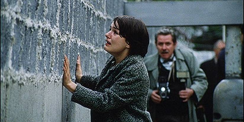 Woman crying by wall in 'The Tunnel' (2001)