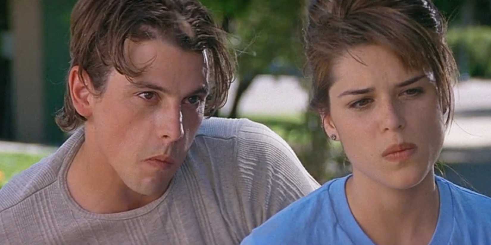 Billy Loomis (Skeet Ulrich) next to Sidney Prescott (Neve Campbell) in 'Scream.'