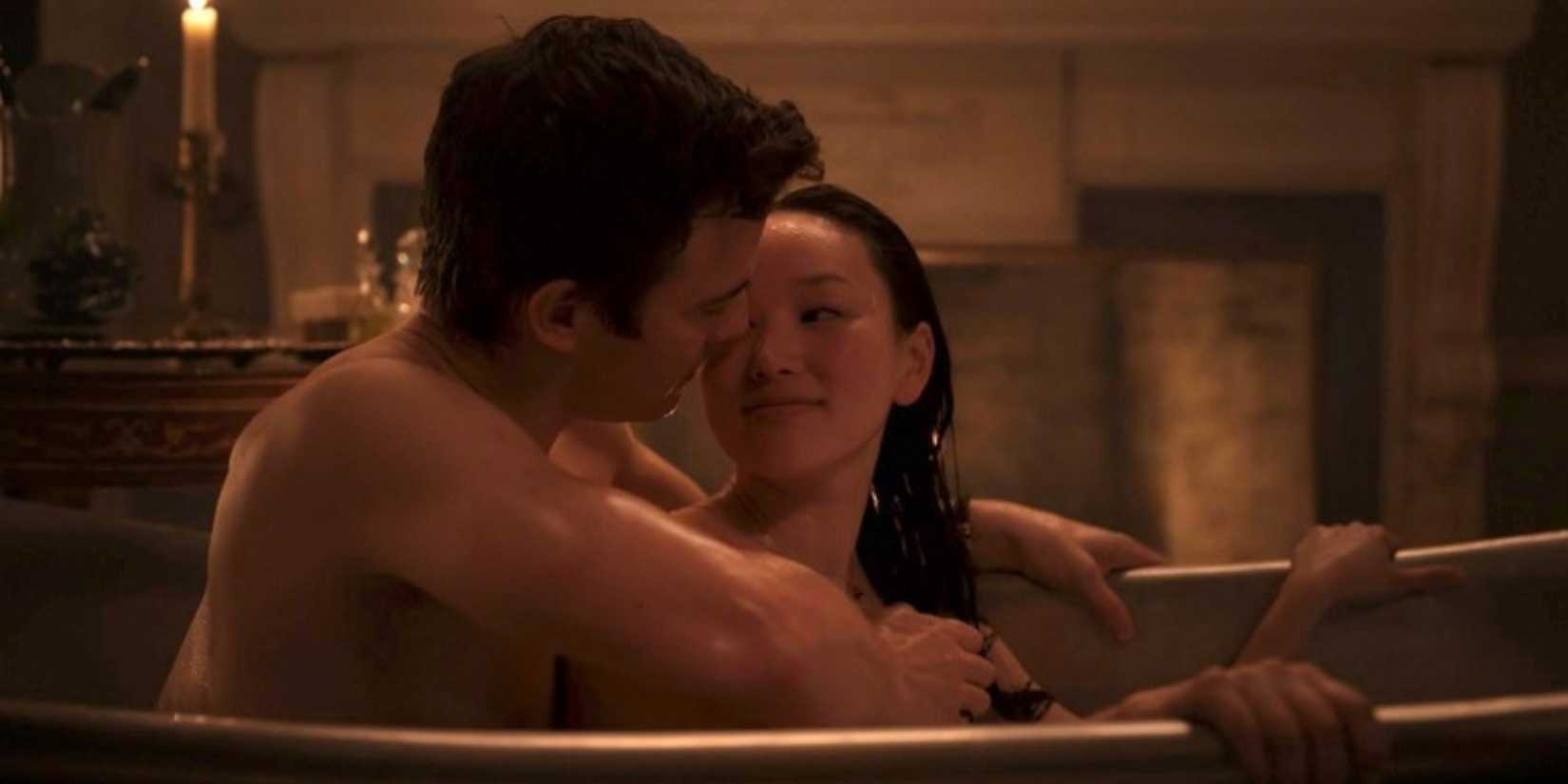 Luke Thompson as Benedict and Yerin Ha as Sophie in the bath in 'Bridgerton.'