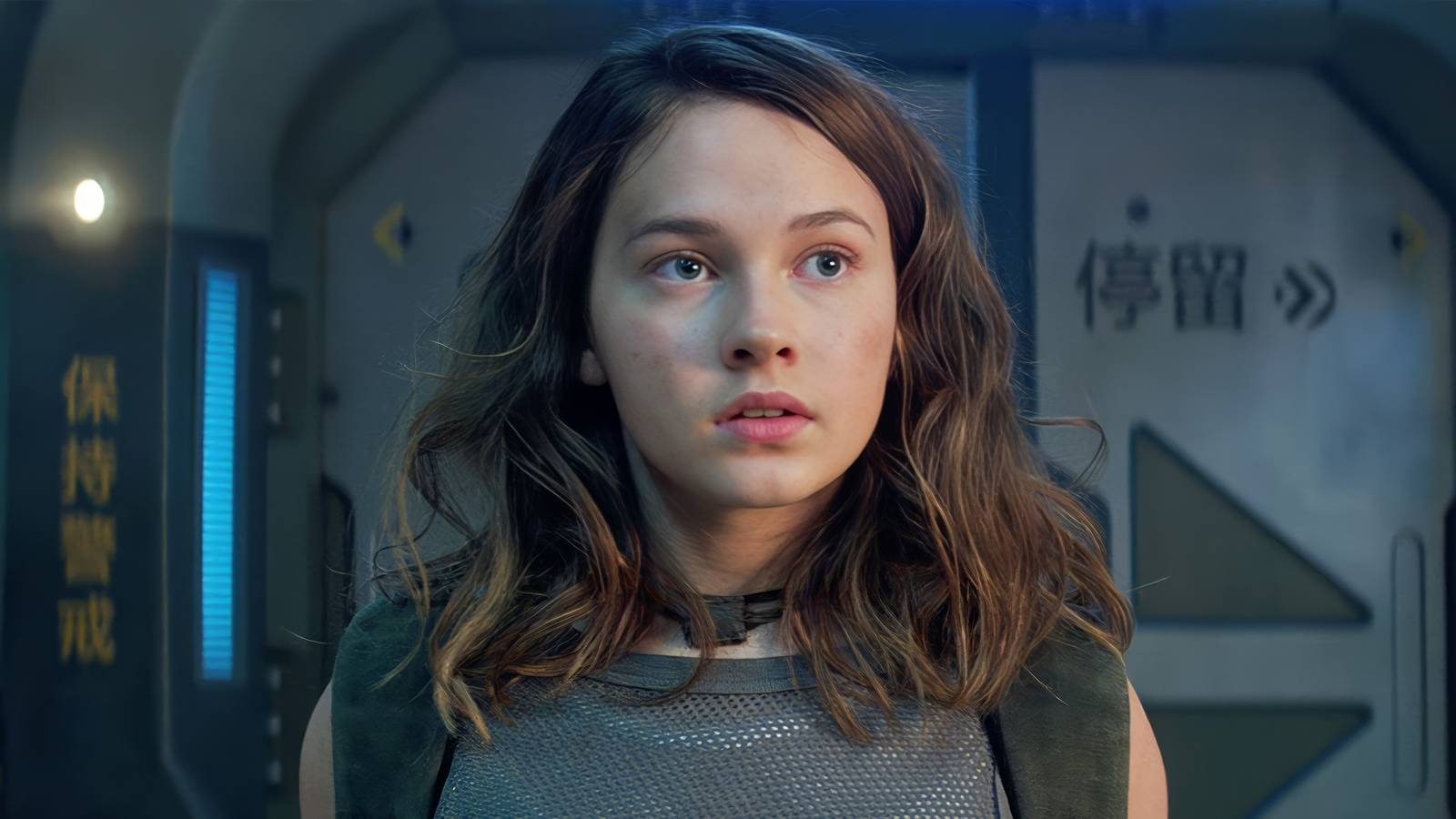 Cailee Spaeny is standing with dirty clothes and face in Pacific Rim Uprising.