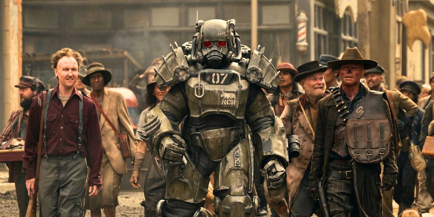 جوني بيمبرتون (ثاديوس) ووالتون جوجينز (الغول) في FALLOUT SEASON 2، حقوق الصورة: Lorenzo Sisti / Prime © Amazon Content Services LLC