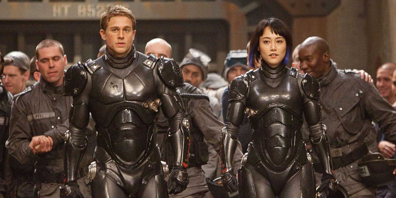 PACIFIC RIM, front, from left: Charlie Hunnam, Rinko Kikuchi, 2013. ph: Kerry Hayes/©Warner Bros. Pictures/Courtesy Everett Collection
