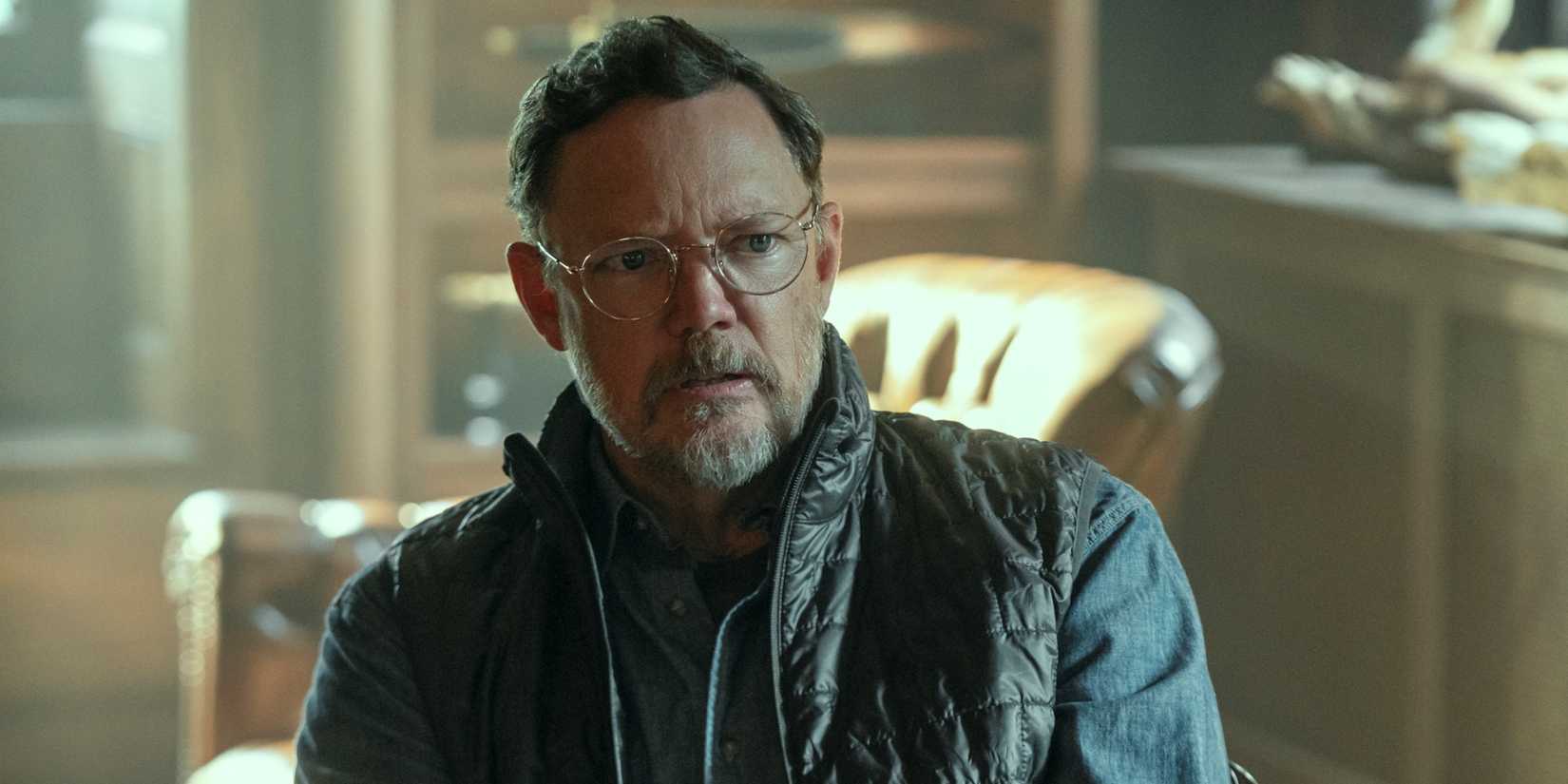 Matthew Lillard as Lance Durand sitting in a chair and looking concerned in Cross Season 2