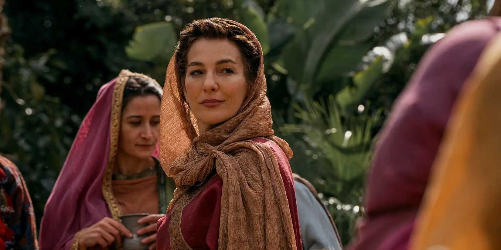 Ayelet Zurer as Queen Ahinoam looking to the side at a feast in House of David Season 2