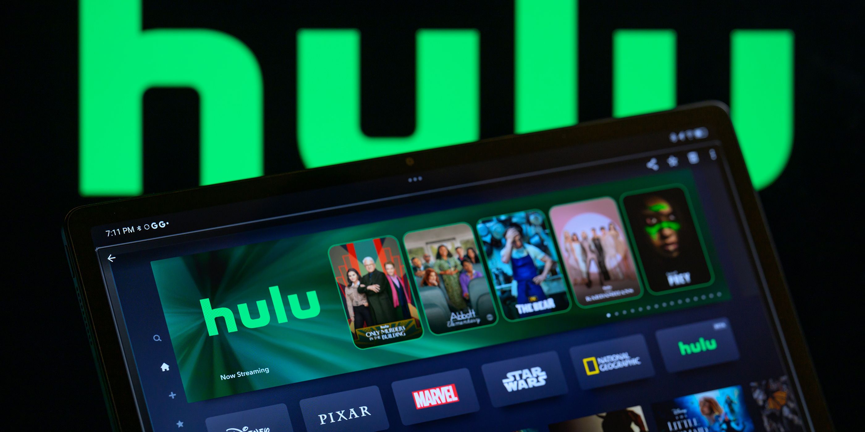 Hulu Just Added a 95% RT Sitcom That's Worth Rediscovering Now