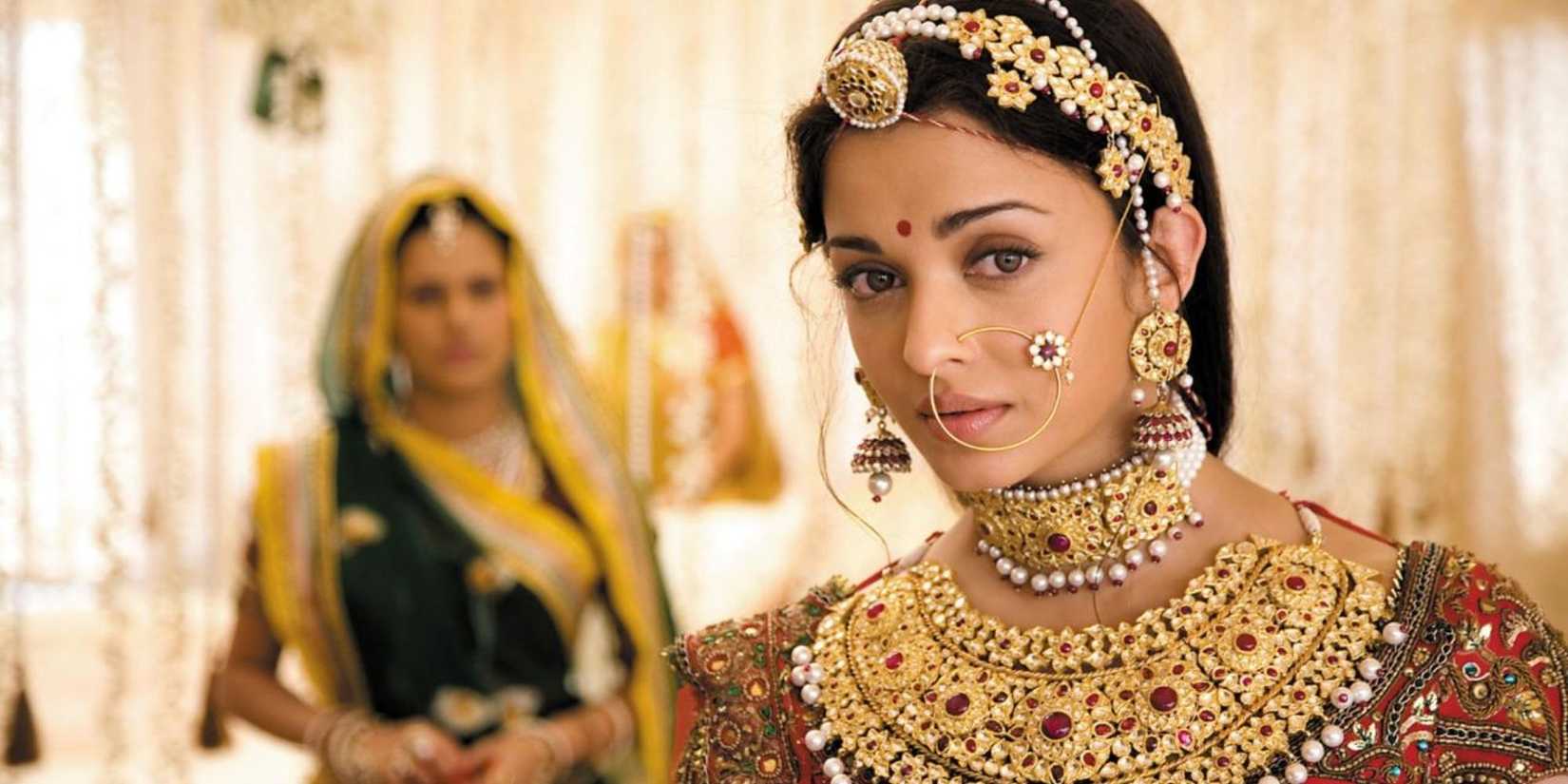 Aishwarya Rai looking pensive in Jodhaa Akbar