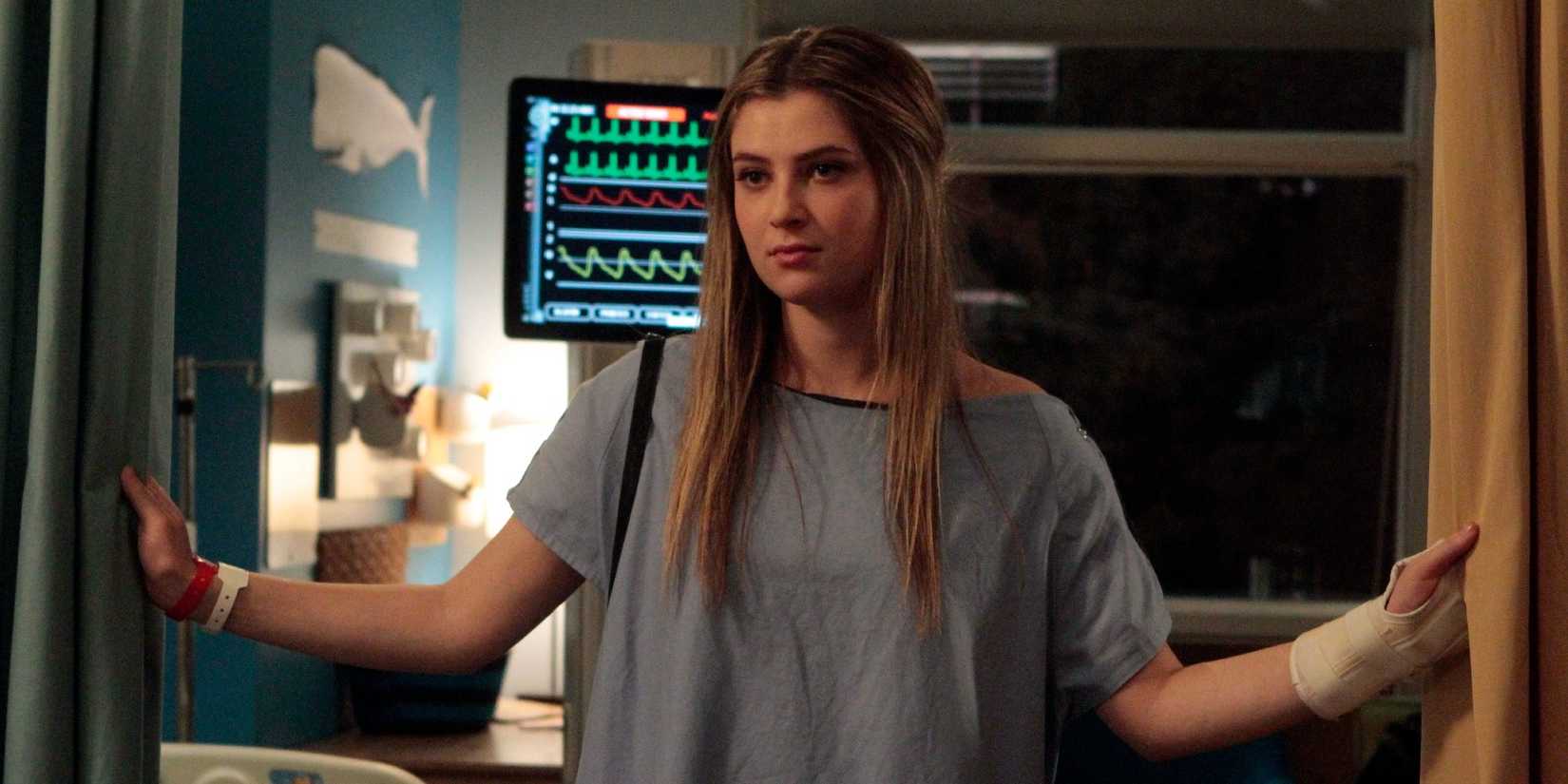 Zoe Levin as Kara wearing a hospital gown in Red Band Society