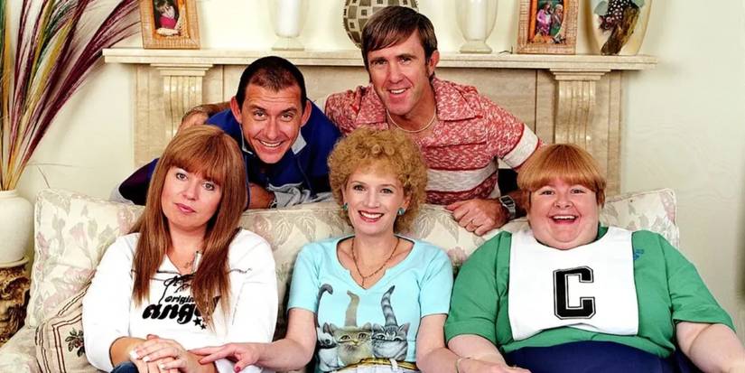 Cast of Kath and Kim smiling at the camera.