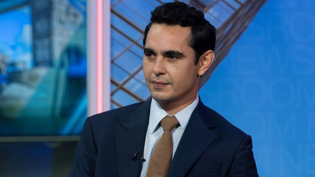 Max Minghella Decodes Iconic Rivalry: 'Industry' Star Connects Batman-Joker to Whitney's Downfall!