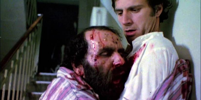 Un hombre sujetando a un hombre ensangrentado en 'Variola Vera'