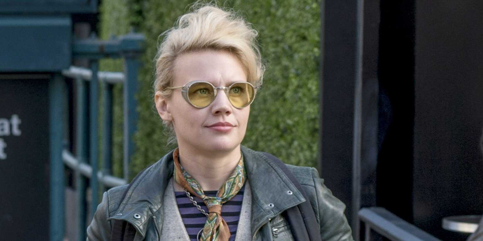 Kate McKinnon smiles in her tactical gear in Ghostbusters 2016