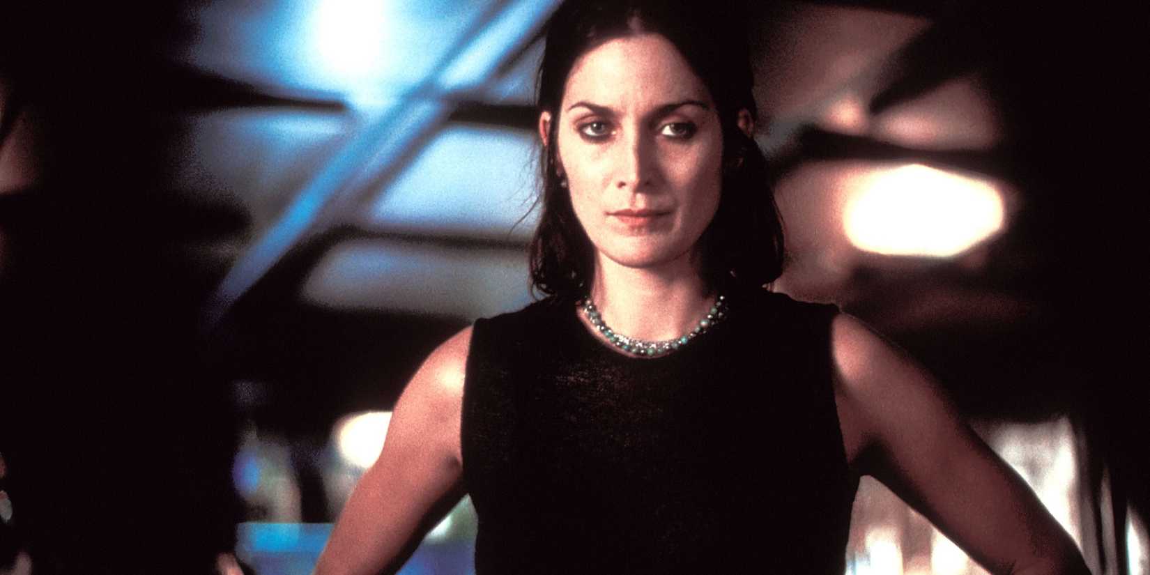 Carrie-Anne Moss looking intently in Memento