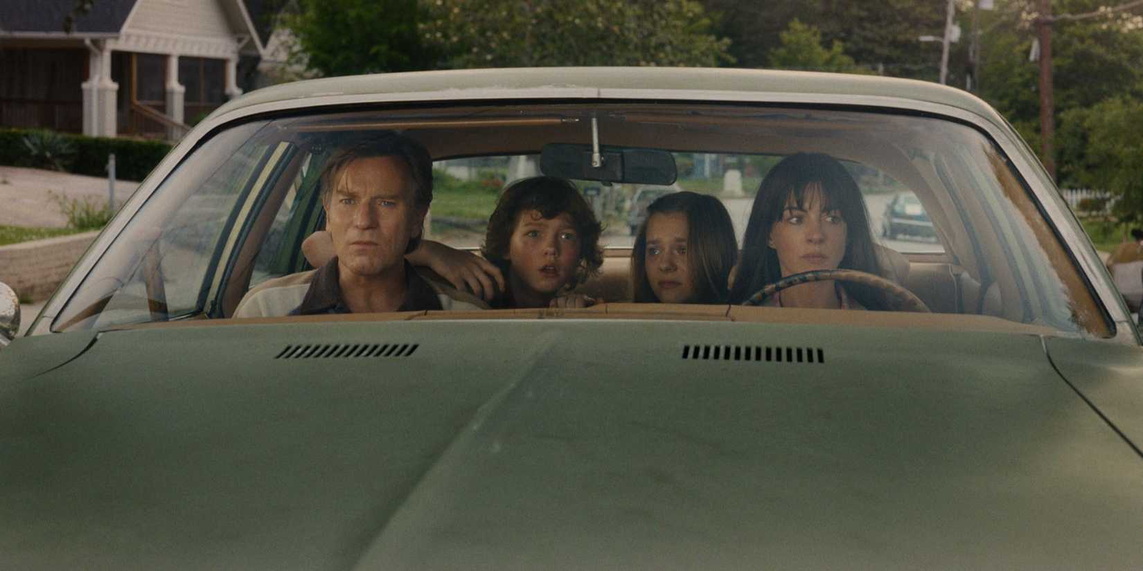 Ewan McGregor and Anne Hathaway in a car with two children in 'The End of Oak Street'