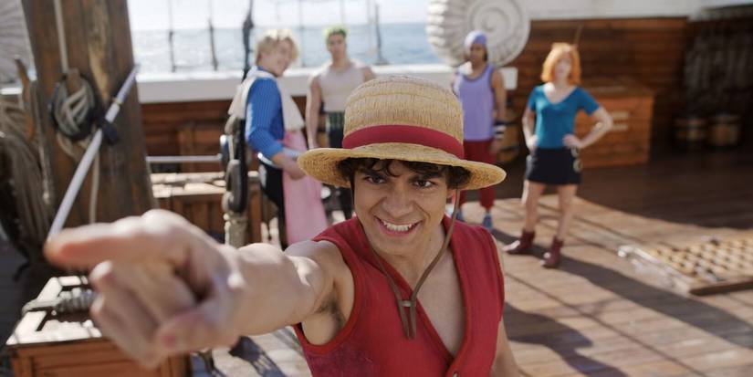 Monkey D. Luffy (Iñaki Godoy) pointing to a destination and smiling in One Piece Season 2