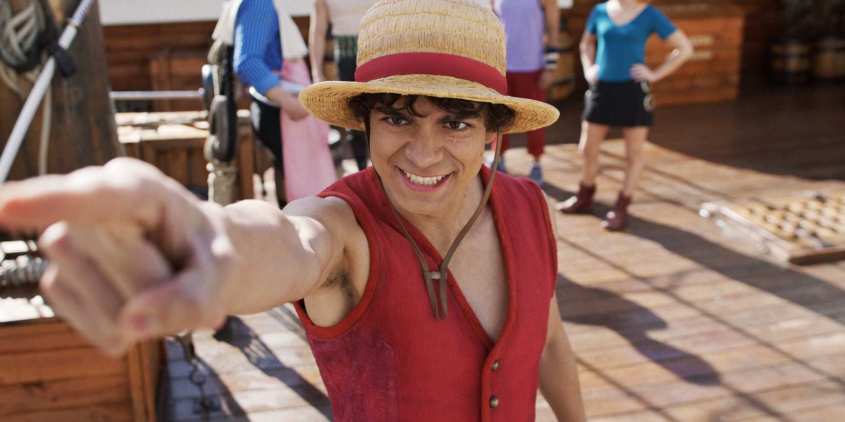 Inaki Godoy in his straw hat pointing off-screen in 'One Piece' Season 2