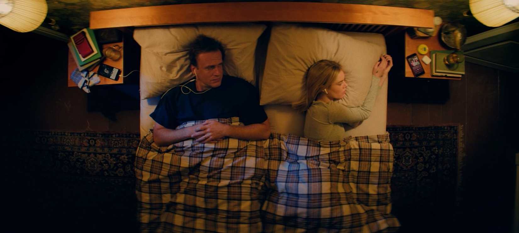 Jason Segel e Samara Weaving em cena de Over Your Dead Body