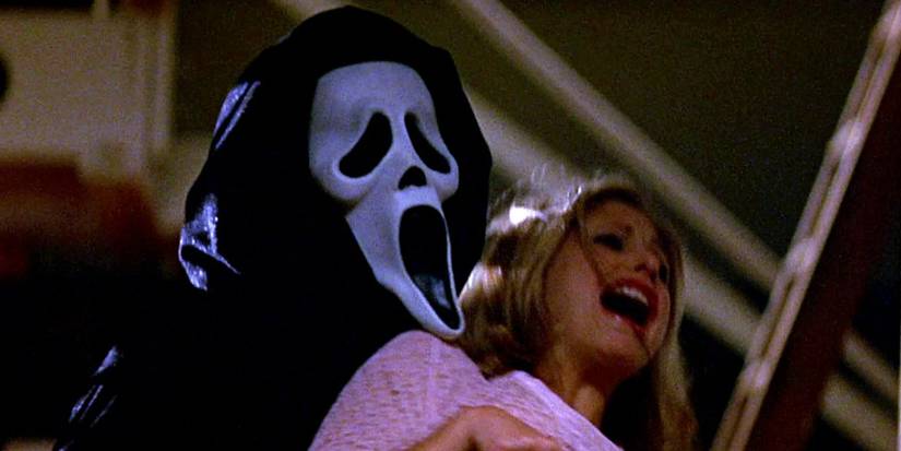 Ghostface attacks Cici (Sarah Michelle Gellar) in 'Scream 2'