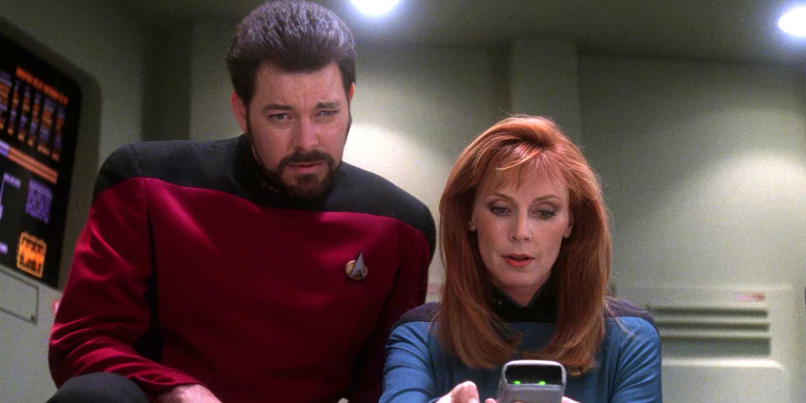 Jonathan Frakes and Gates Mcfadden as Will Riker and Dr. Beverly Crusher on Star Trek: The Next Generation.