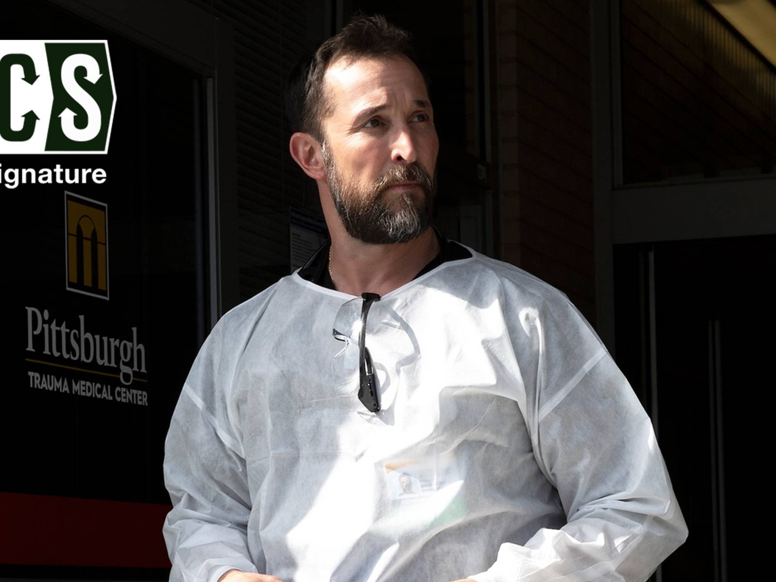does noah wyle smoke cigarettes In case you still don't know, has finally joined social media! He has an Instagram now and you can follow him at therealnoahwyle. The Pitt Review: Noah Wyle