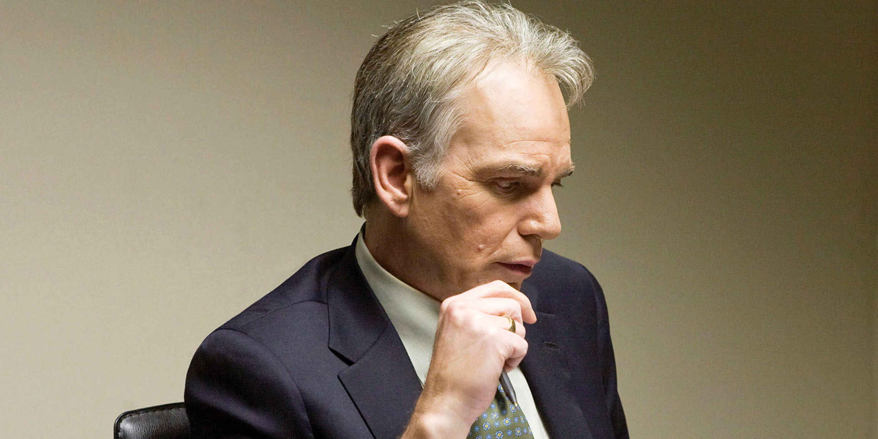 Billy Bob Thornton wears a suit in 'Eagle Eye'