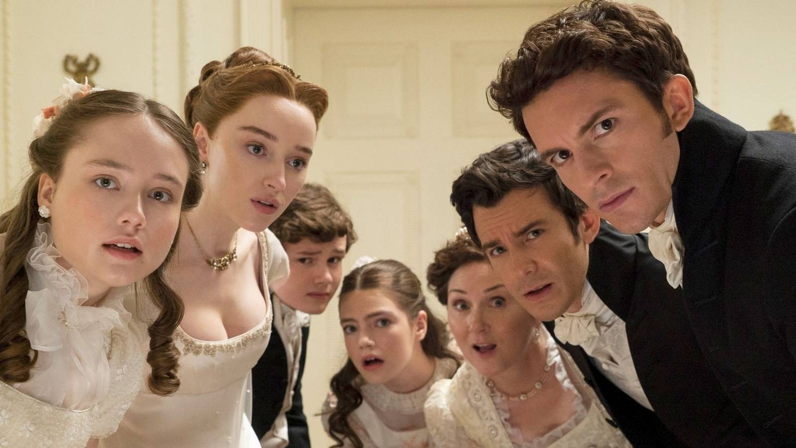 BRIDGERTON, from left: Ruby Stokes, Phoebe Dynevor, Will Tilston, Florence Hunt, Ruth Gemmell, Luke Thompson, Jonathan Bailey, ‘Capital R Rake', (Season 2, ep. 201, aired March 25, 2022). photo: Liam Daniel / ©Netflix / Courtesy Everett Collection
