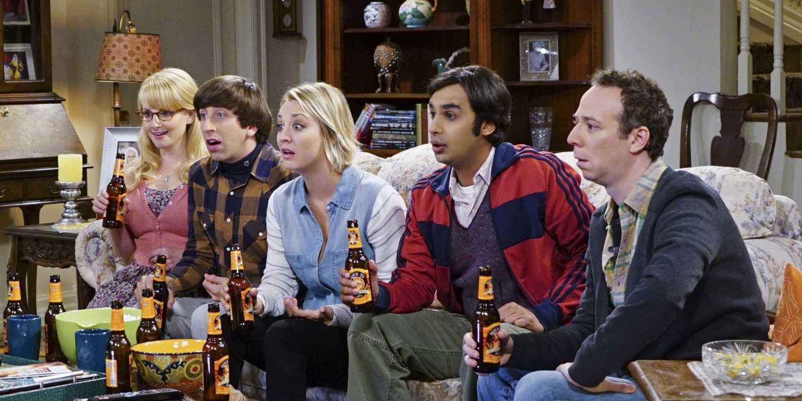 THE BIG BANG THEORY, (from left): Mayim Bialik, Melissa Rauch, Simon Helberg, Kaley Cuoco, Kunal Nayyar, Kevin Sussman, 'The Helium Insufficiency', (Season 9, ep. 906, aired Oct. 26, 2015). photo: Monty Brinton / ©CBS / courtesy Everett Collection