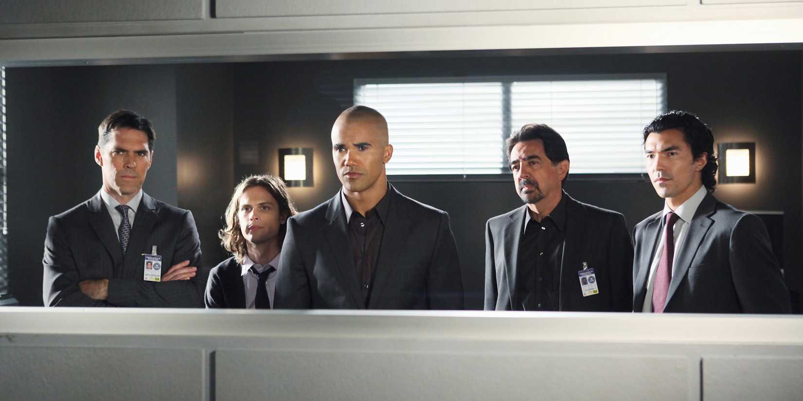 Thomas Gibson, Matthew Gray Gubler, Shemar Moore, Joe Montagna, Ian Anthony Dale looking at an interrogation mirrored glass in Criminal Minds