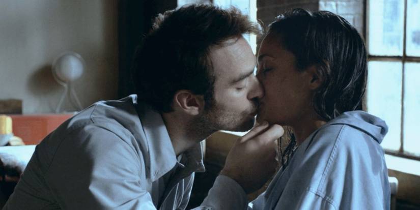 Matt Murdock (Charlie Cox) and Claire Temple (Rosario Dawson) kiss in 'Daredevil'