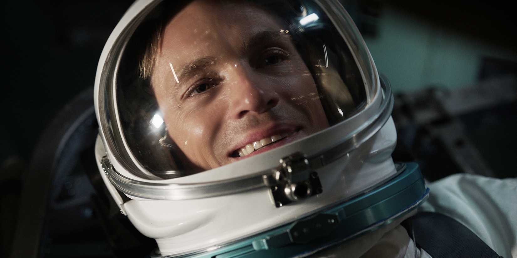 جويل كينمان يبتسم ببدلته الفضائية في فيلم For All Mankind