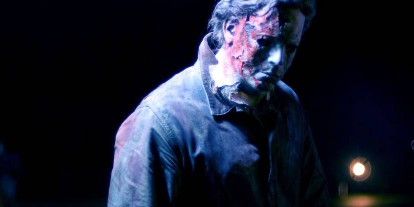 Michael Myers with blood on his mask in Halloween-II