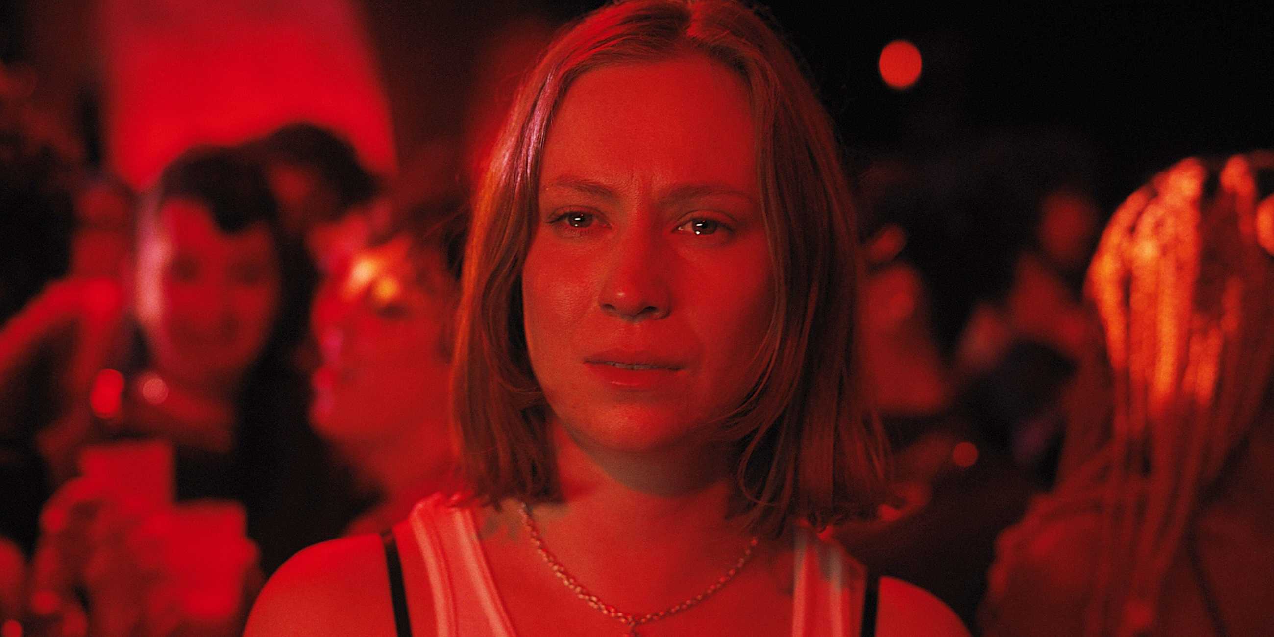 Hannah Einbinder's Ava looking teary-eyed in a club in Hacks Season 5