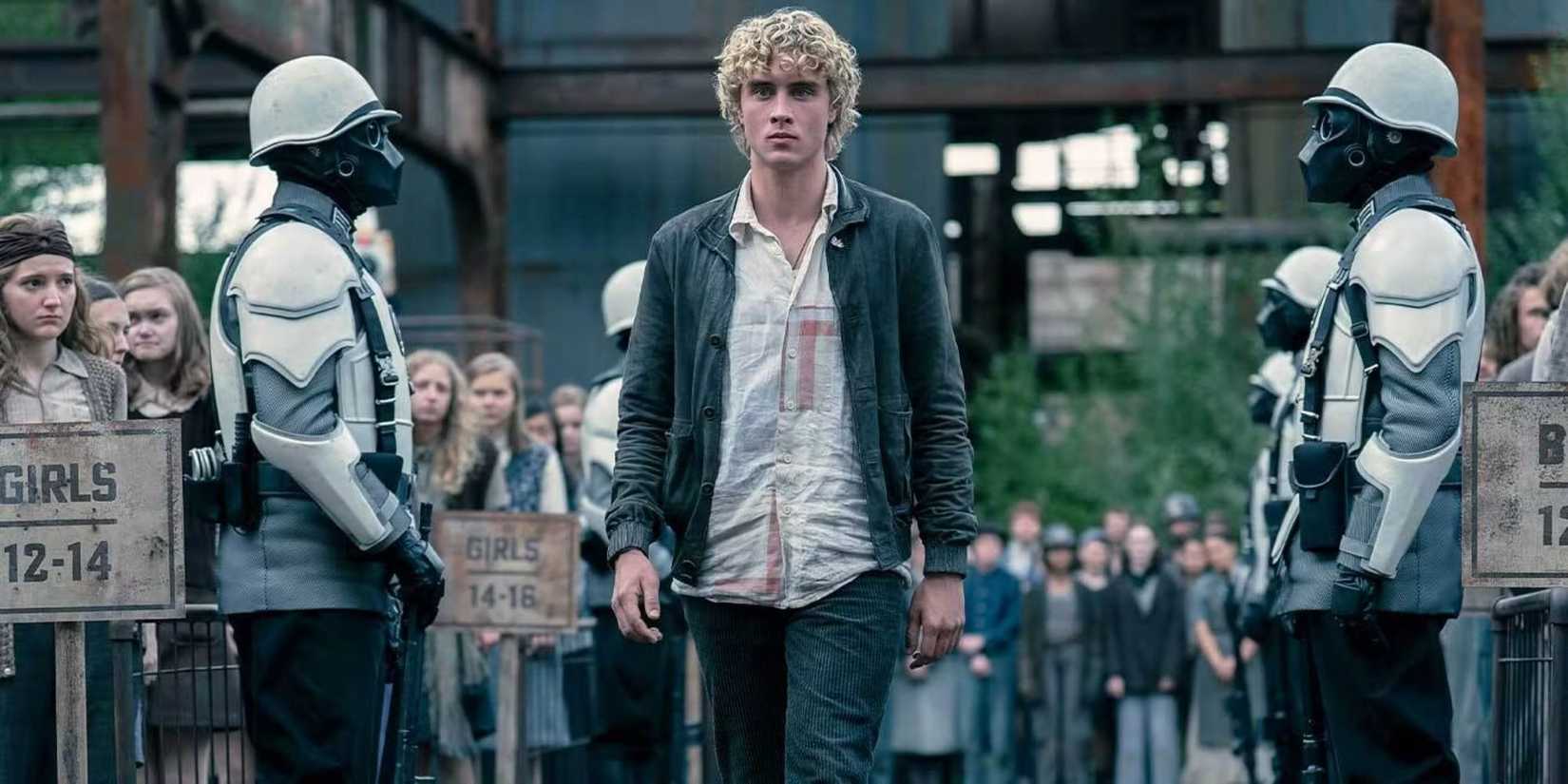 Haymitch walking past Peacekeepers