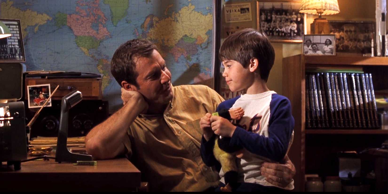Dennis Quaid holding his son as Frank Sullivan in 'Frequency.'