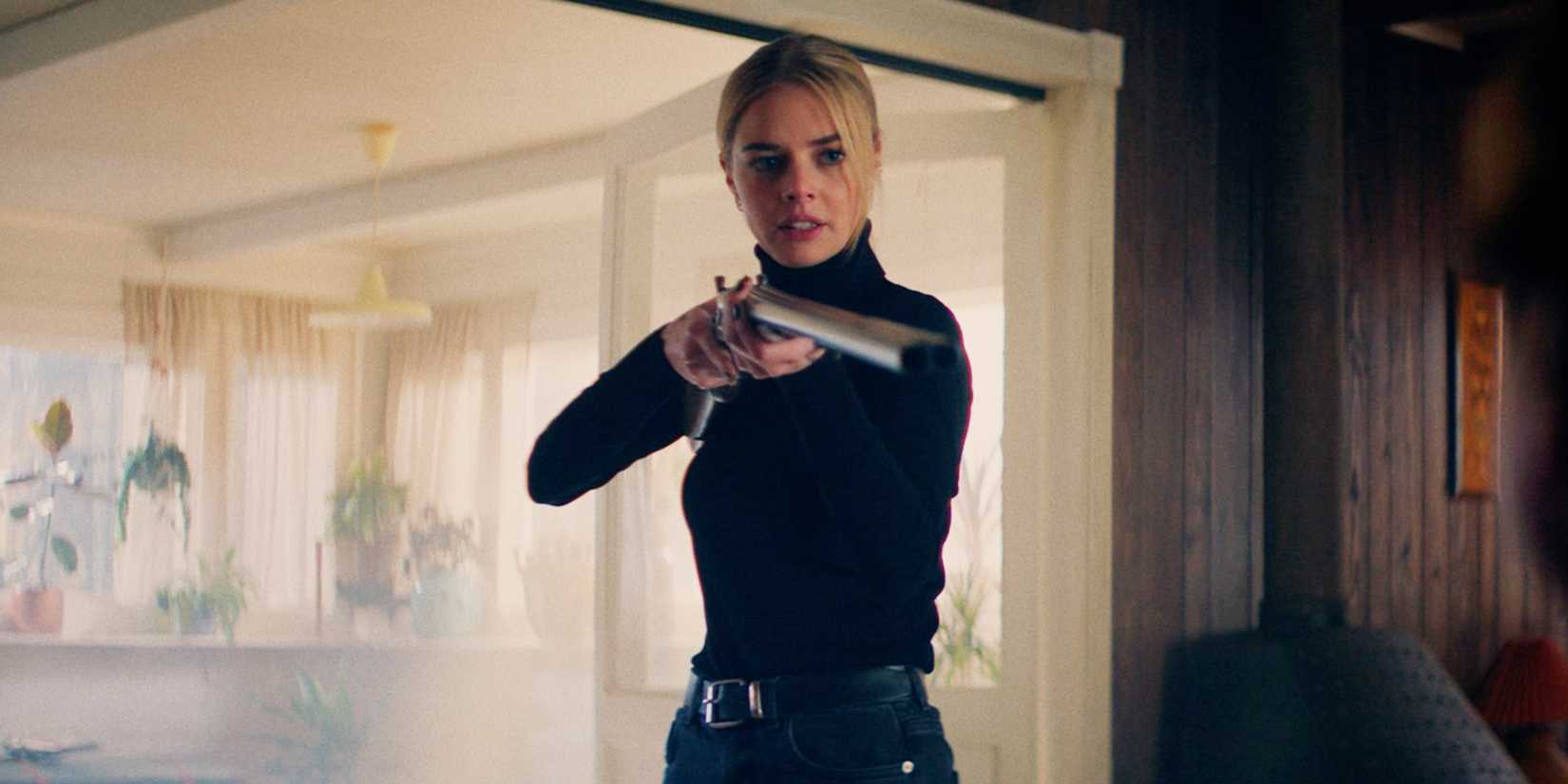 Lisa aponta um rifle em Over Your Dead Body