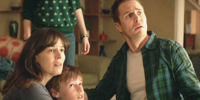 Rosemarie DeWitt, Kyle Catlett, and Sam Rockwell looking scared in 'Poltergeist' (2015)