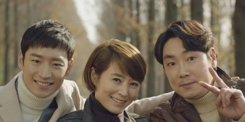  Lee Je-hoon, Kim Hye-soo, and Cho Jin-woong posing for the camera in Signal