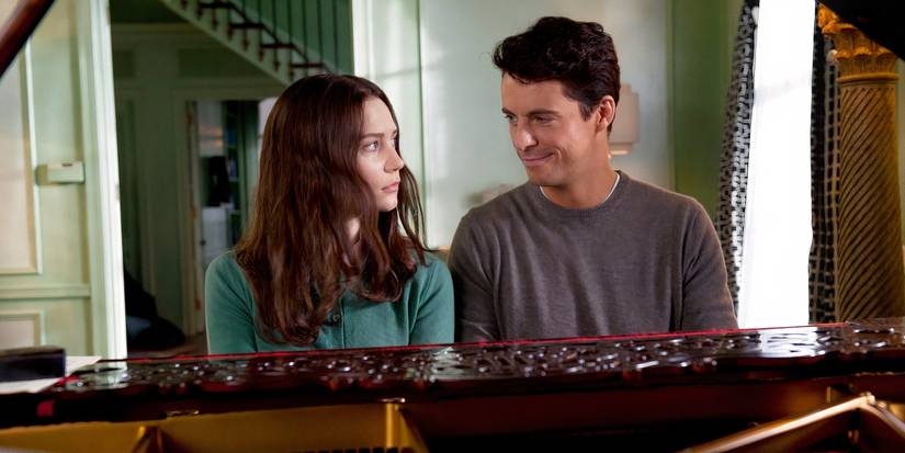 India and Charlie sitting at a piano and looking at each other in Stoker