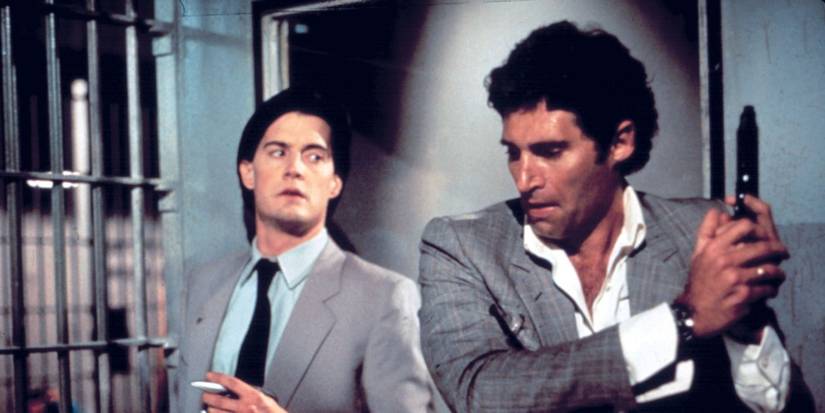 Kyle MacLachlan and Michael Nouri with gun in The Hidden